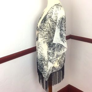 DO EVERYTHING IN LOVE BLACK WHITE SHAWL OS